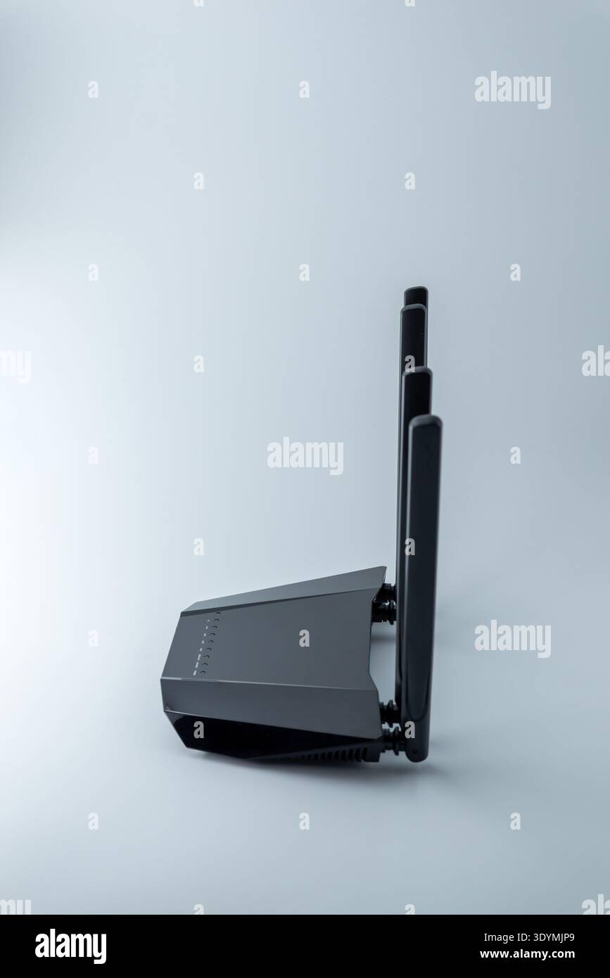 Routeur Wifi sans fil avec quatre antennes isolées sur fond blanc utilisé pour la connexion au réseau Internet à la maison ou au bureau Banque D'Images