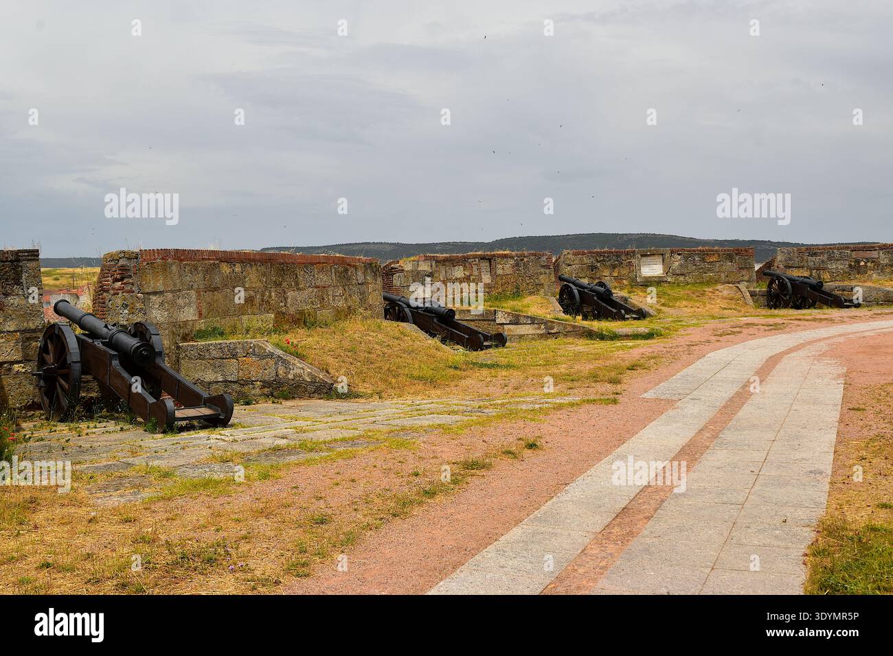 Canons sur les anciens murs de la ville de Ciudad Rodrigo en Espagne Banque D'Images