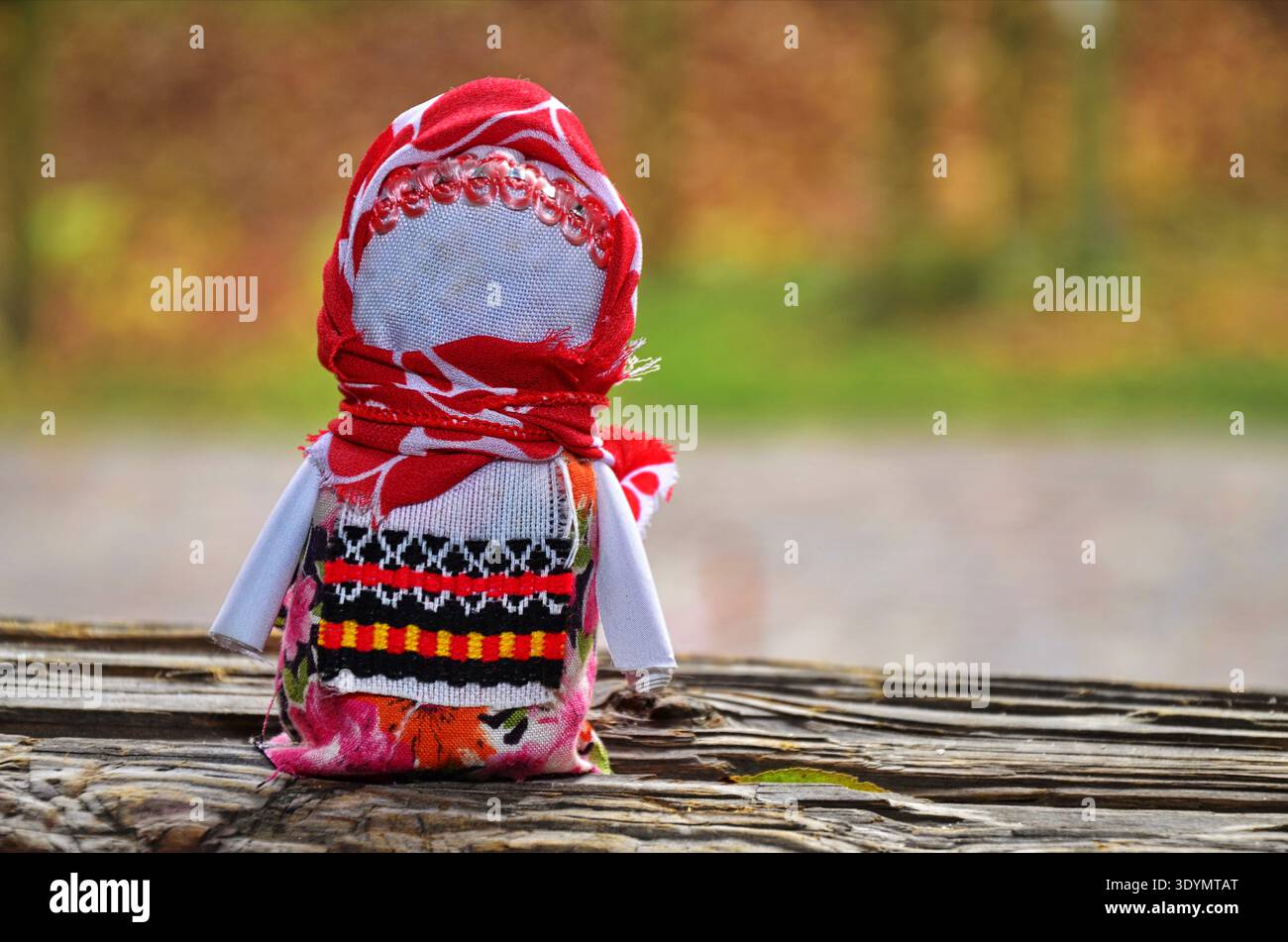 Poupée ukrainienne, poupée-motanka ou poupée de chiffon. Jouet national de l'Ukraine. Banque D'Images