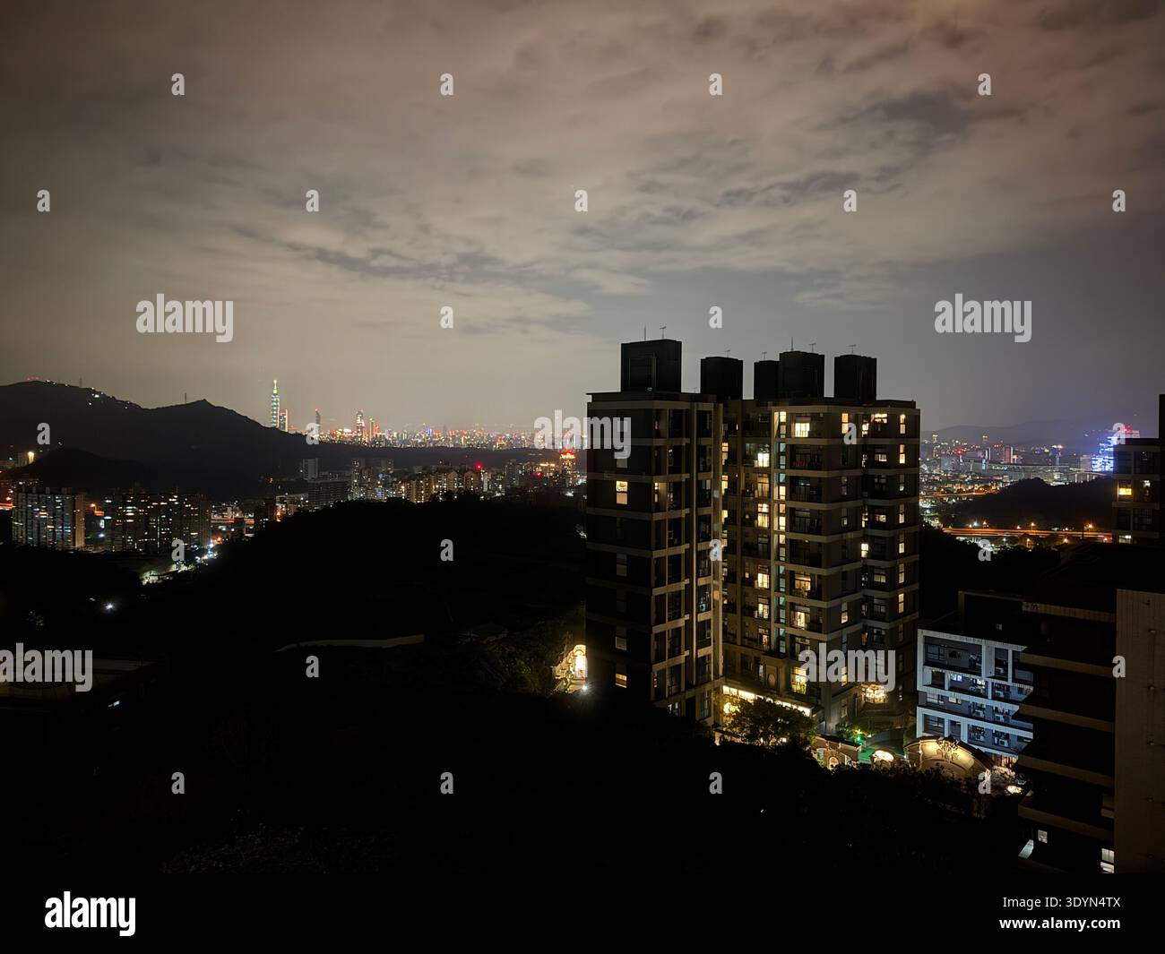 Taipei, Taiwan. 21 février 2026. Vue de Taipei depuis New Taipei City. Vous pouvez voir le bâtiment Taipei 101 de loin. Banque D'Images