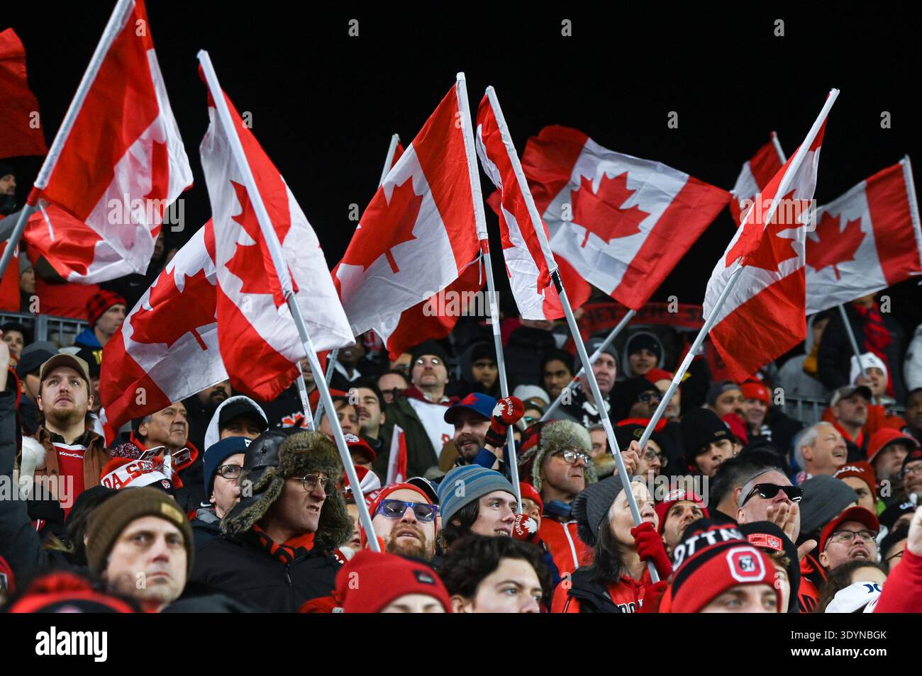 Toronto, ON, Canada - 13 novembre 2025 : les partisans brandissent des drapeaux canadiens au BMO Field. Score final 0 :0. Banque D'Images