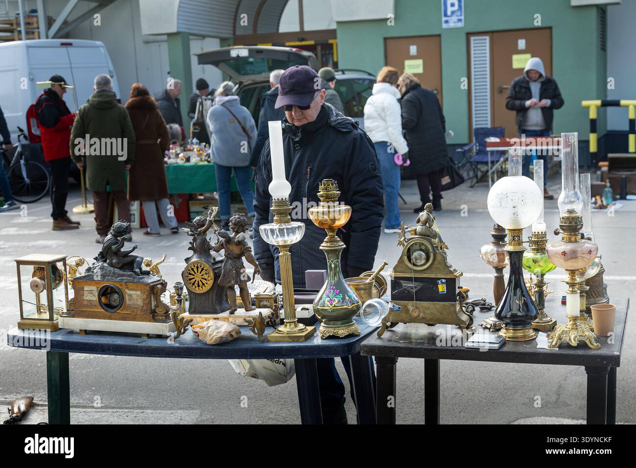 Lampes vintage, horloges et objets anciens exposés pour la vente dans un marché aux puces en plein air en Pologne, Europe de l'est. Banque D'Images