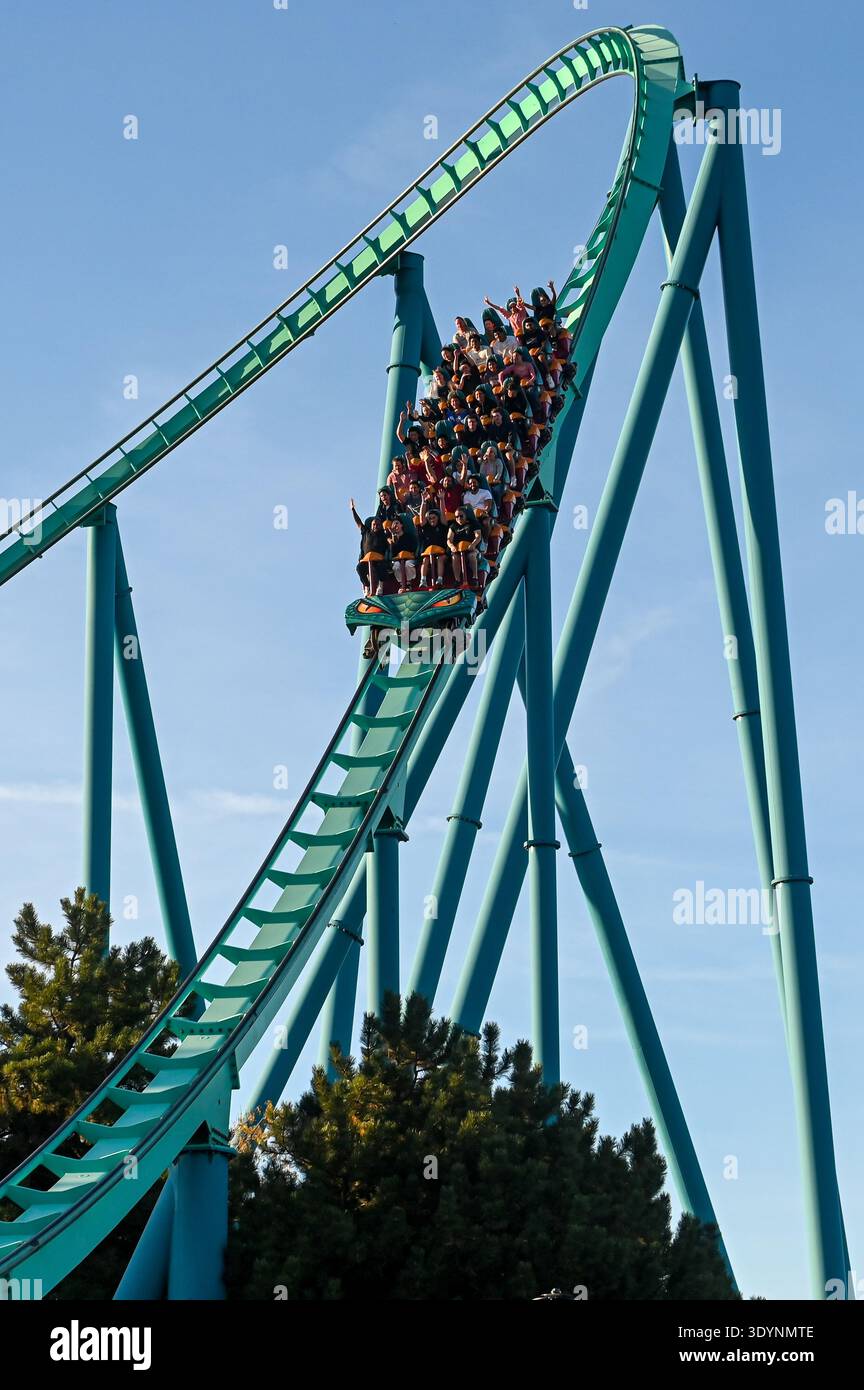 Toronto, ON, Canada - 30 septembre 2025 : les gens apprécient une balade palpitante sur une montagne russe à Canada's Wonderland par une journée ensoleillée, c'est un att populaire Banque D'Images