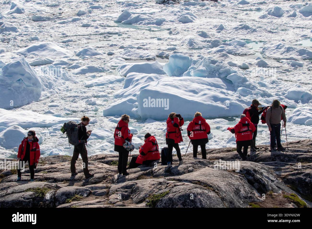 Arctique, cercle arctique, baie de Baffin, baie de Disko, Illulisat, glacier Illulissat, glacier Jakobshavn, groupe de touristes visitant au bord du champ de glace Banque D'Images