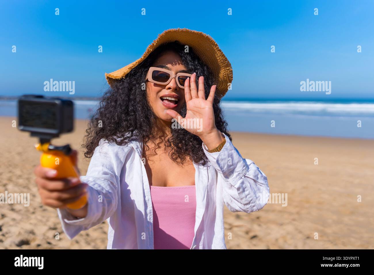 Femme enregistrant du contenu influenceur sur la plage Banque D'Images