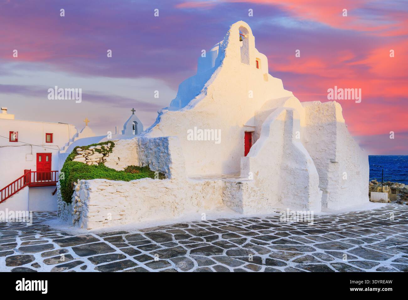 Mykonos, Grèce. Église blanchie à la chaux 'notre Dame de la porte latérale' au lever du soleil. Banque D'Images