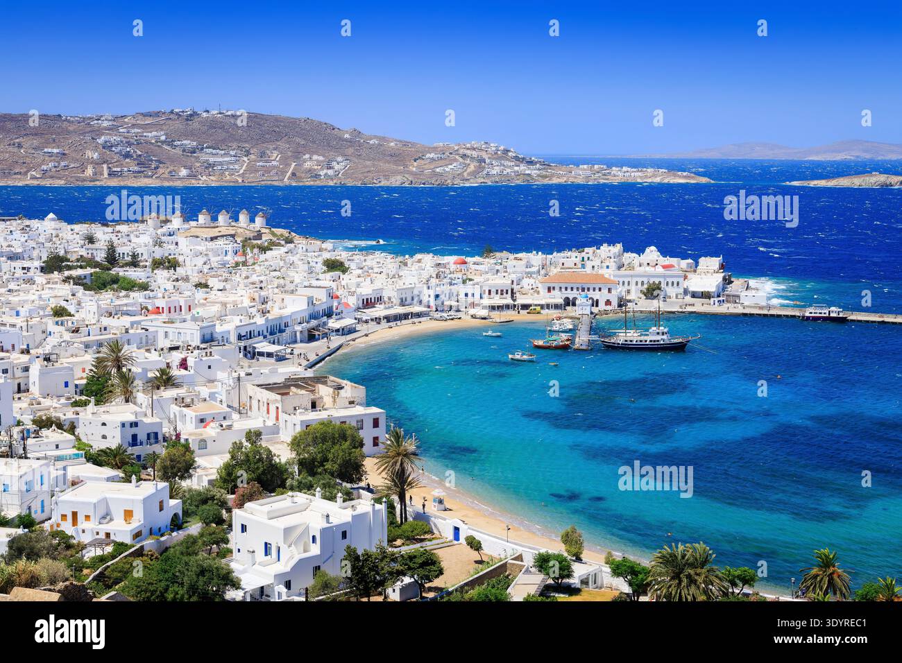 Mykonos, Grèce. Vue panoramique sur la ville de Mykonos et les îles Cyclades. Banque D'Images