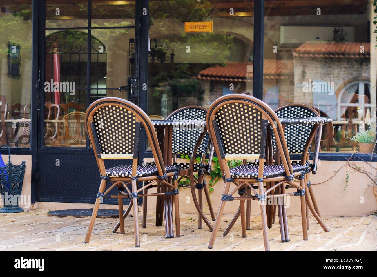 Chaises et tables de café extérieures. Terrasse de café en plein air vide avec chaises et tables en rotin, fond de style de vie urbain. Banque D'Images
