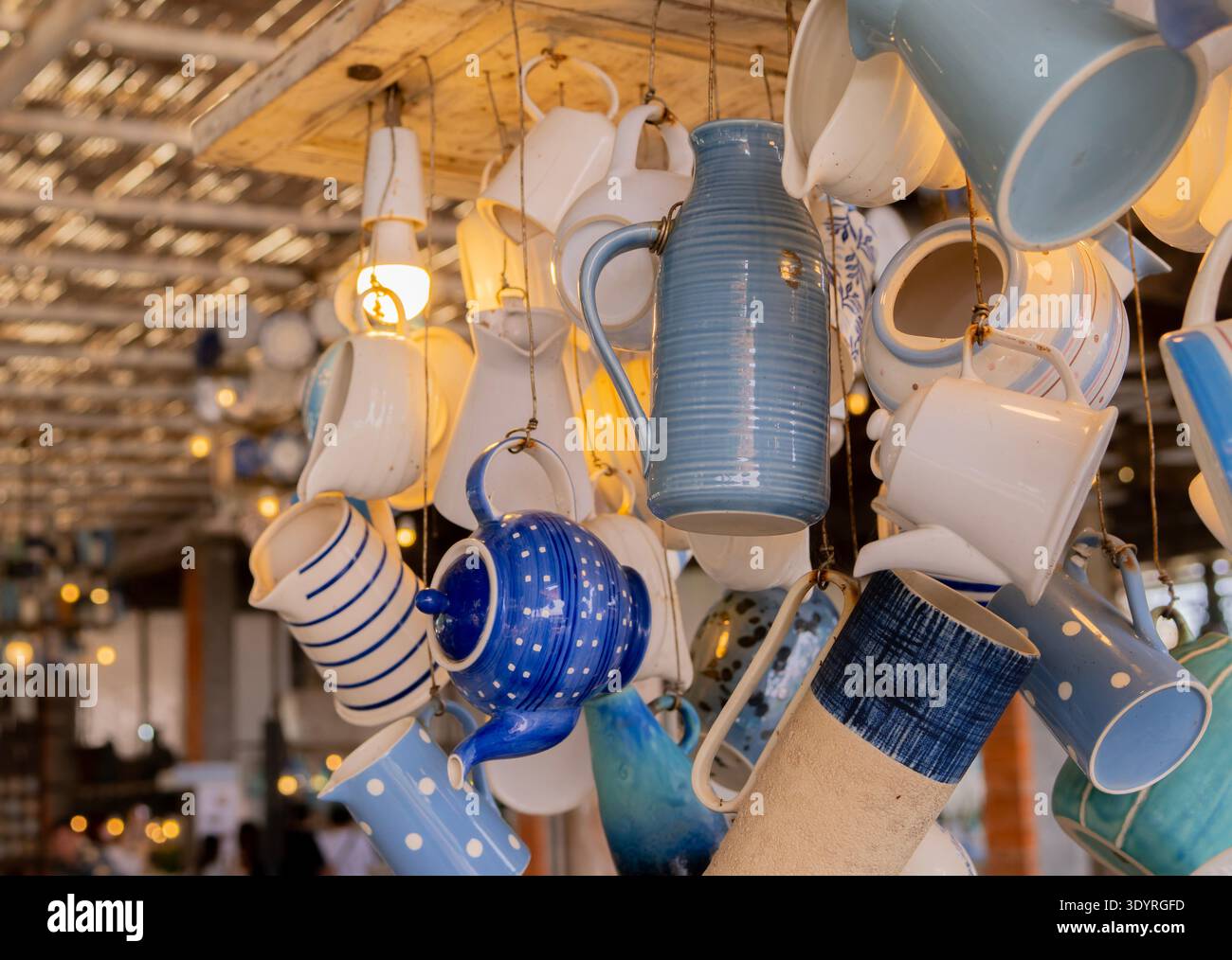 Divers articles en céramique pendent du plafond dans un restaurant. Intérieur du restaurant, élégant article en céramique pour le concept de décoration Cozy Cafe. Banque D'Images