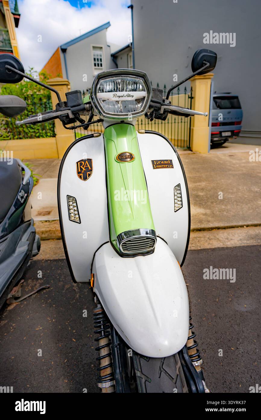 Un scooter Royal Alloy Grand Tourer 125 stationné à Petersham, Sydney, Australie Banque D'Images