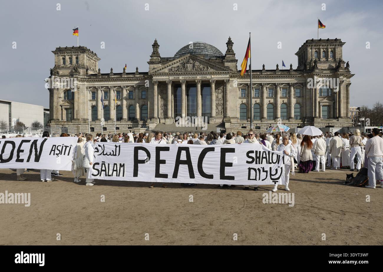 Les femmes en blanc, les femmes osent la paix, manifestent lors de la Journée internationale des femmes pour la paix au Reichstag, Berlin, 08.03.2026, Berlin, Allemagne Banque D'Images