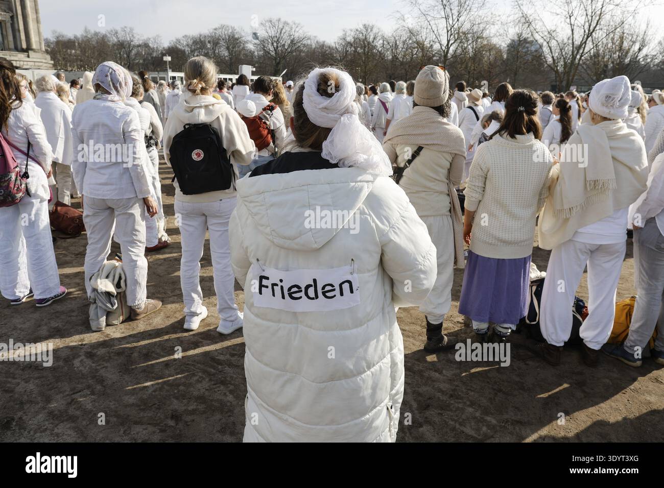Les femmes en blanc, les femmes osent la paix, manifestent lors de la Journée internationale des femmes pour la paix au Reichstag, Berlin, 08.03.2026, Berlin, Allemagne Banque D'Images