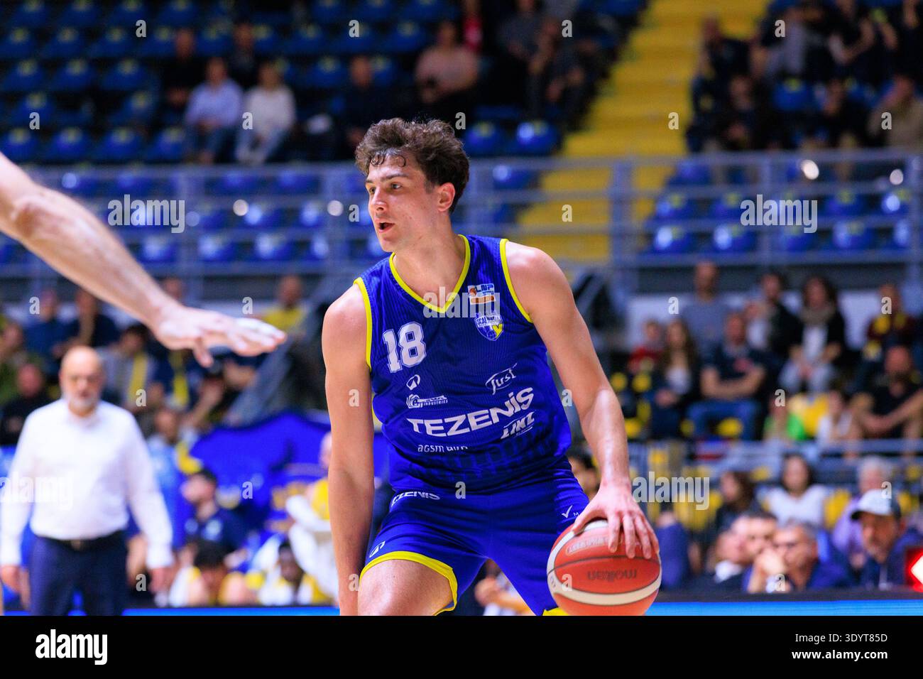 Turin, Italie - 08 mars 2026 : Federico Zampini de Tezenis Vérone en action lors du match de basket contre Reale Mutua Torino, Serie A2 LNP. Banque D'Images