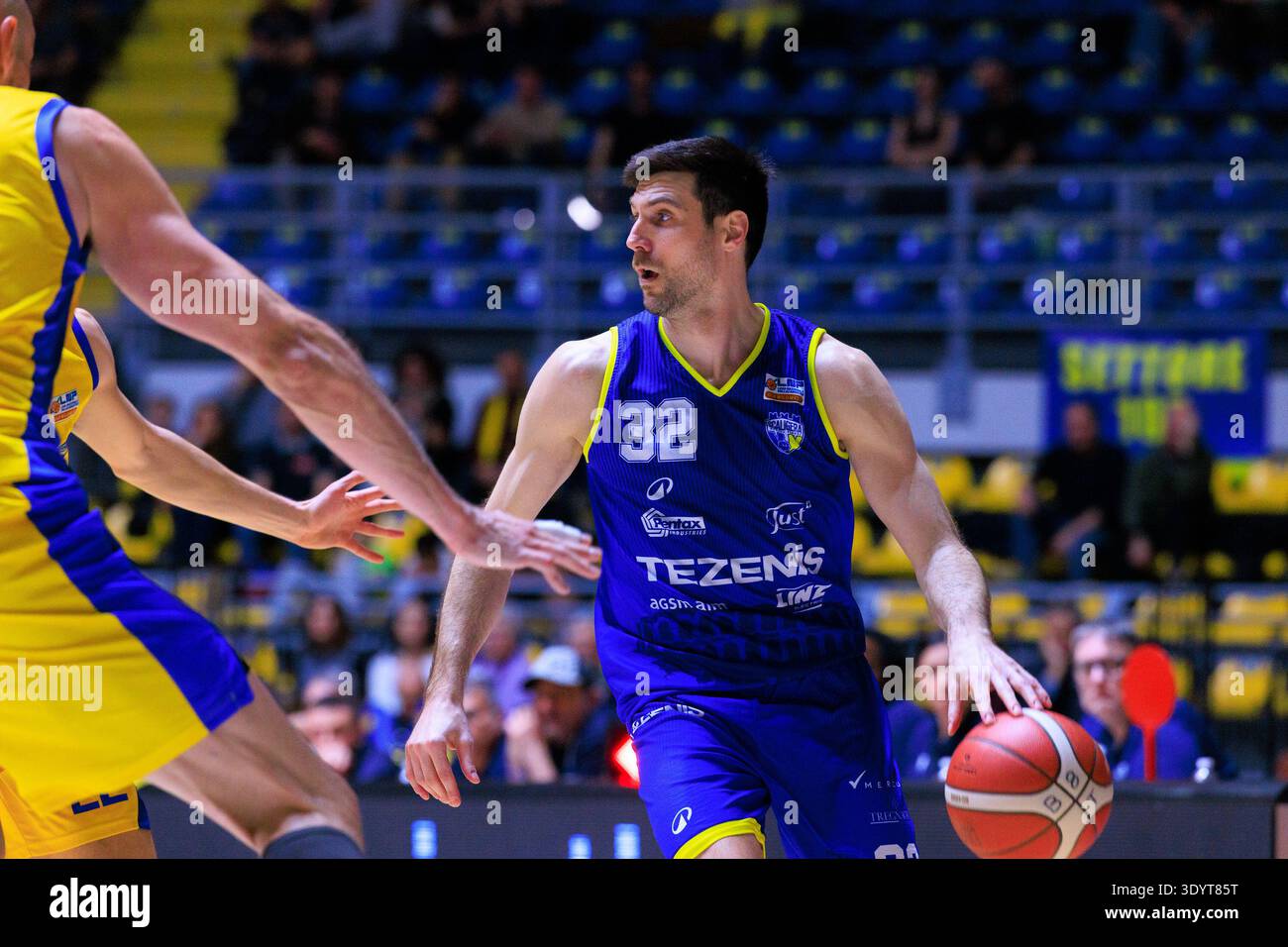 Turin, Italie - 08 mars 2026 : Diego Monaldi de Tezenis Verona en action lors du match de basket contre Reale Mutua Torino, Serie A2 LNP. Banque D'Images