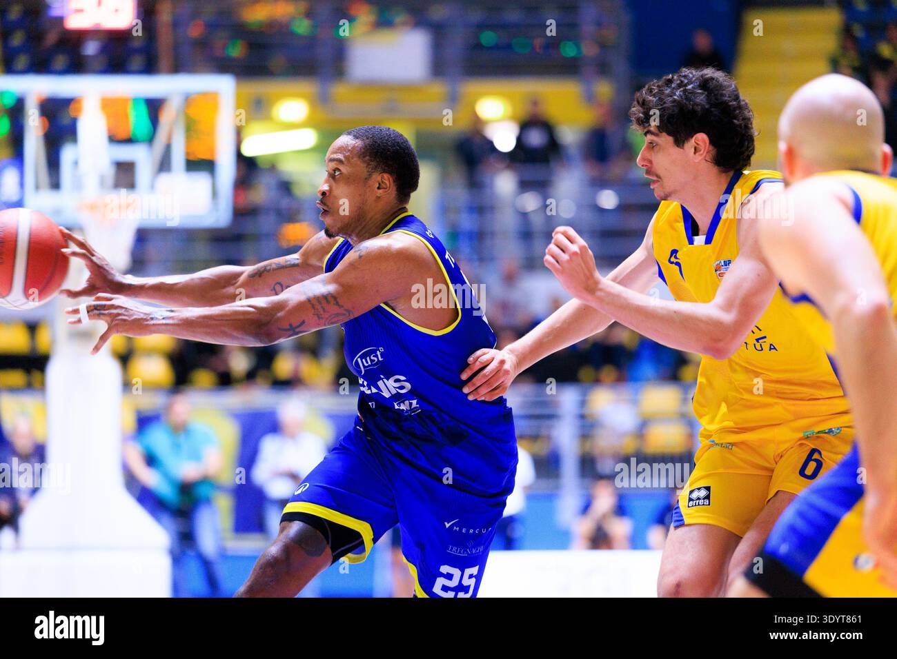 Turin, Italie - 08 mars 2026 : Tyrus McGee de Tezenis Verona en action lors du match de basket contre Reale Mutua Torino, Serie A2 LNP. Banque D'Images