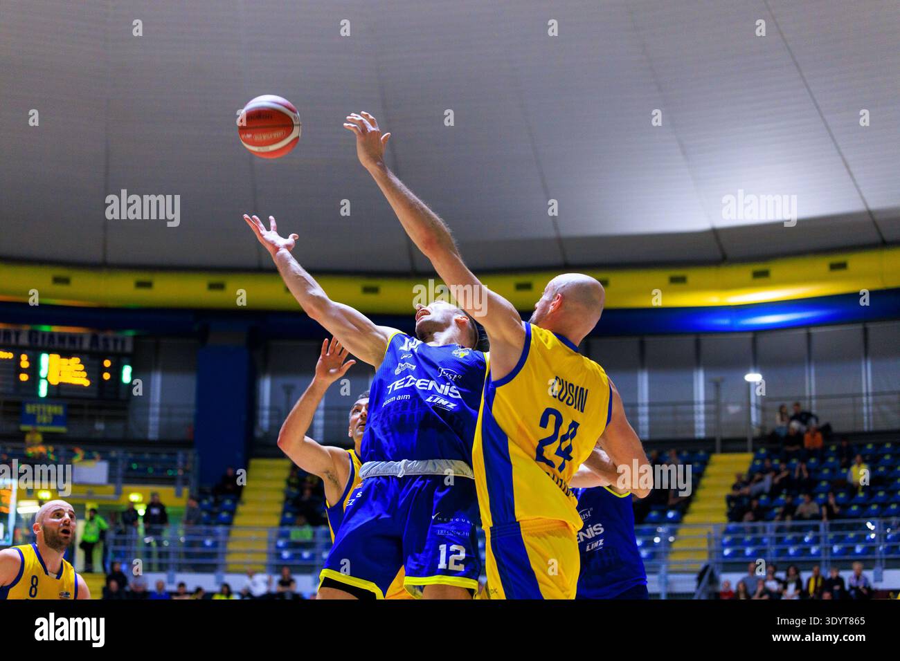 Turin, Italie - 08 mars 2026 : Federico poser et Marco Cusin s'affrontent pour le ballon lors du match de basket-ball entre Turin et Vérone, Serie A2 LNP. Banque D'Images