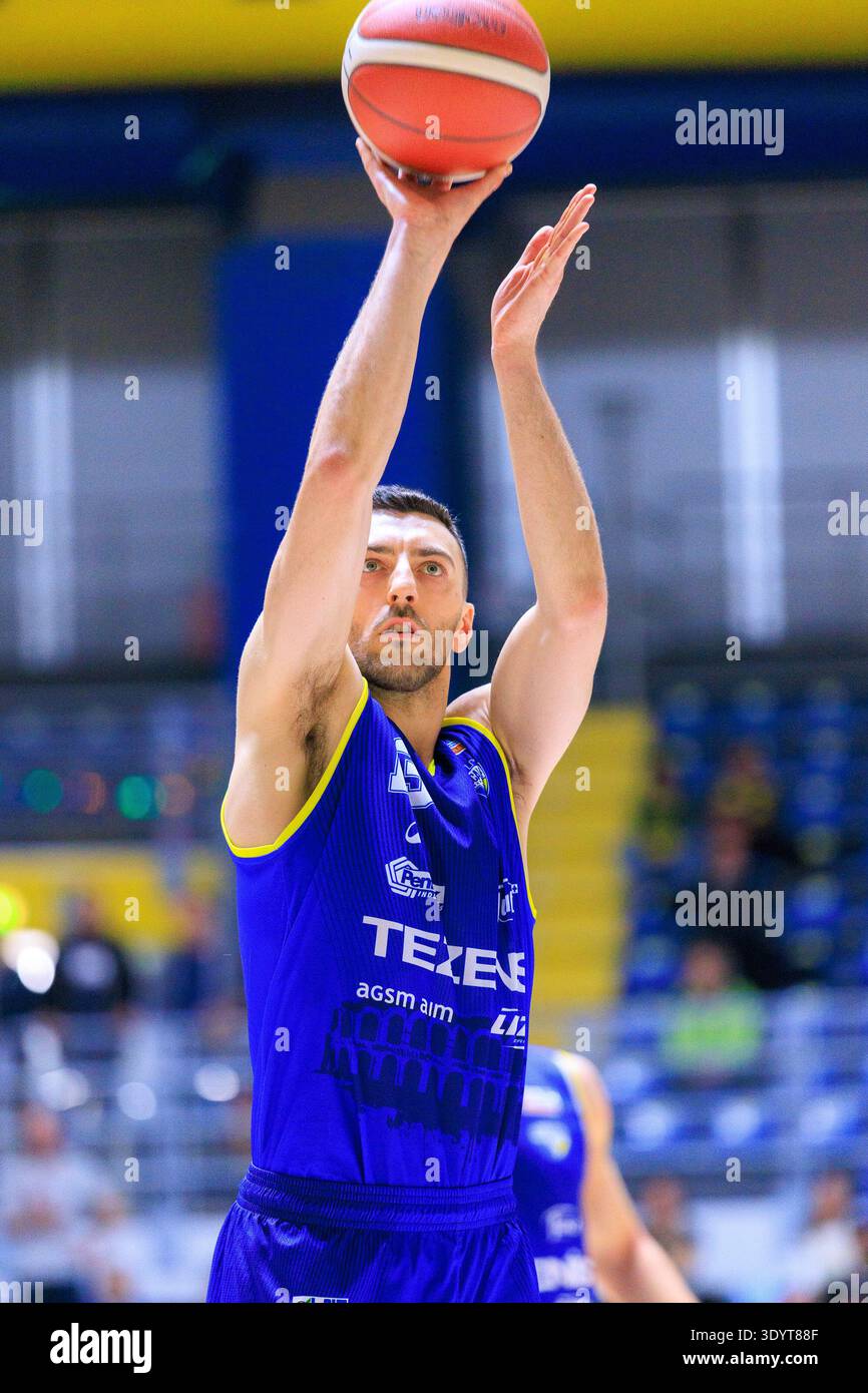 Turin, Italie - 08 mars 2026 : Riccardo Bolpin de Tezenis Verona en action lors du match de basket contre Reale Mutua Torino, Serie A2 LNP. Banque D'Images
