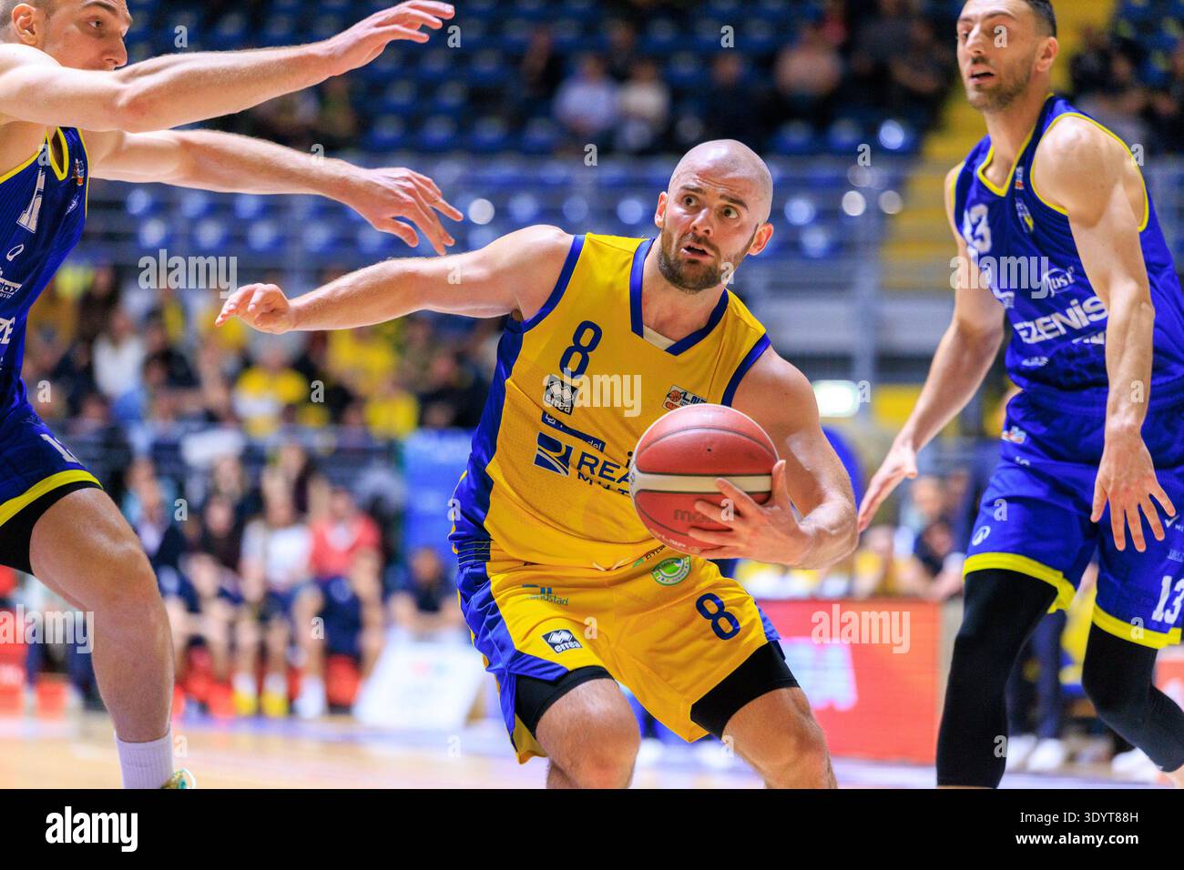 Turin, Italie - 08 mars 2026 : Matteo Schina de Reale Mutua Torino en action lors du match de basket contre Tezenis Verona, Serie A2 LNP. Banque D'Images