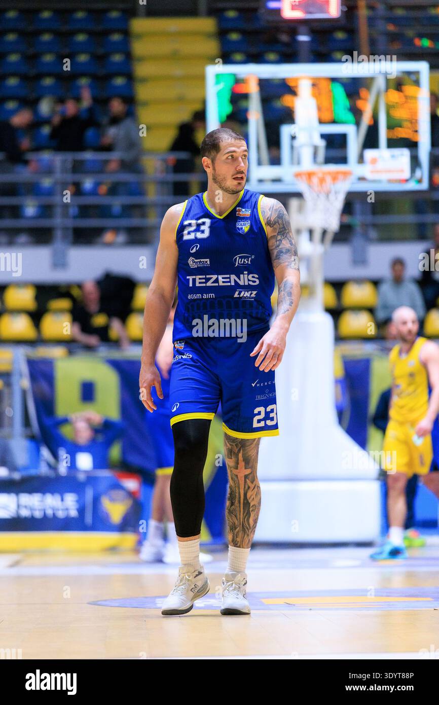 Turin, Italie - 08 mars 2026 : Justin Johnson de Tezenis Verona lors du match de basket contre Reale Mutua Torino, Serie A2 LNP. Banque D'Images