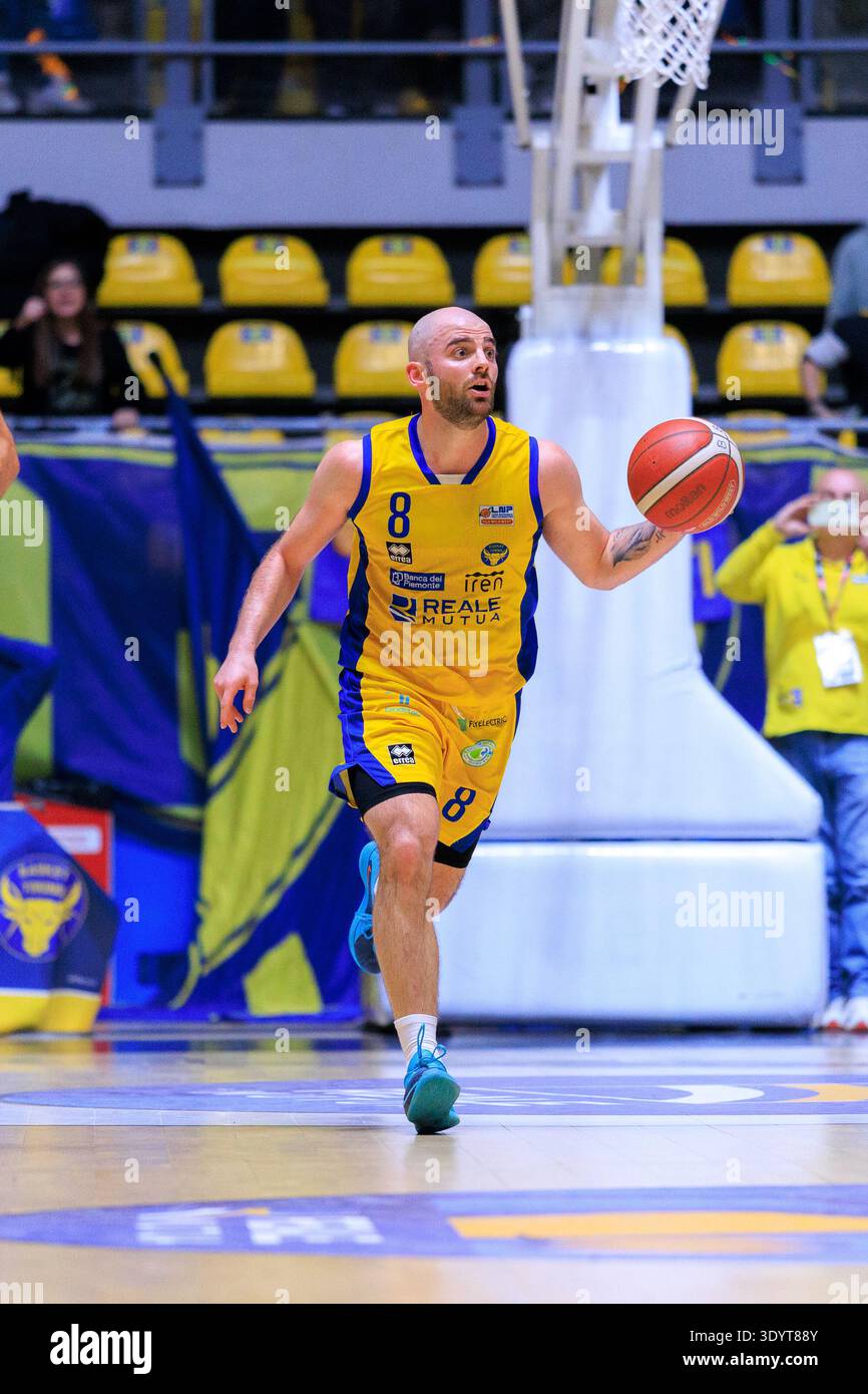 Turin, Italie - 08 mars 2026 : Matteo Schina de Reale Mutua Torino en action lors du match de basket contre Tezenis Verona, Serie A2 LNP. Banque D'Images