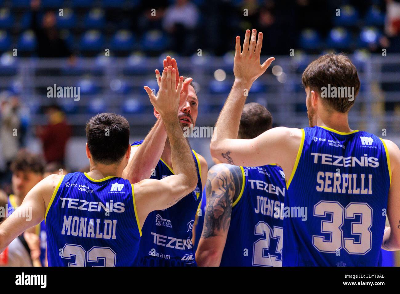 Turin, Italie - 08 mars 2026 : les joueurs de Tezenis Verona célèbrent après le match de basket contre Reale Mutua Torino, Serie A2 LNP. Banque D'Images