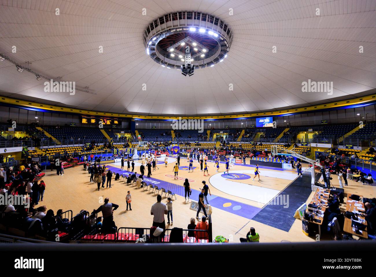 Turin, Italie - 08 mars 2026 : vue générale de l'intérieur du Pala Gianni Asti avant le match de basket entre Turin et Vérone, Serie A2 LNP. Banque D'Images