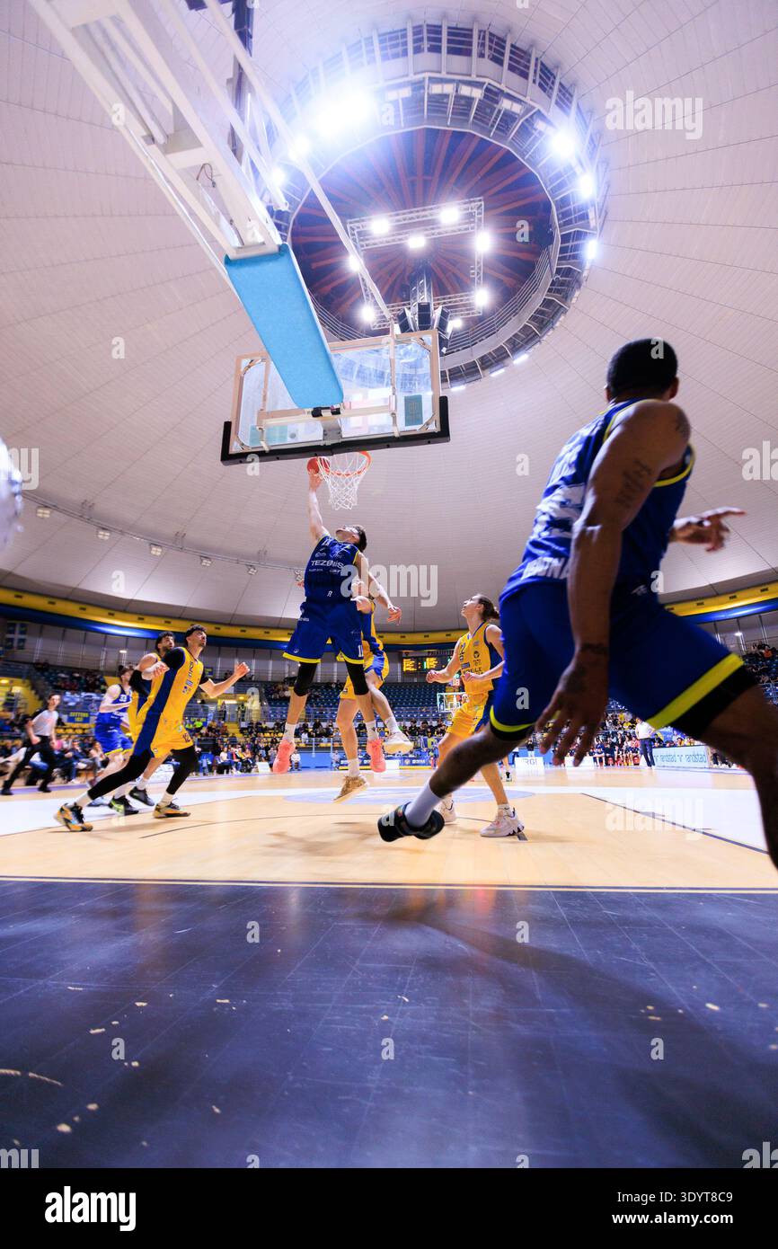 Turin, Italie - 08 mars 2026 : un moment d'action pendant le match de basket entre Reale Mutua Torino et Tezenis Verona, Serie A2 LNP. Banque D'Images