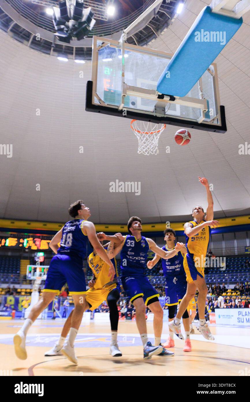 Turin, Italie - 08 mars 2026 : un moment d'action pendant le match de basket entre Reale Mutua Torino et Tezenis Verona, Serie A2 LNP. Banque D'Images