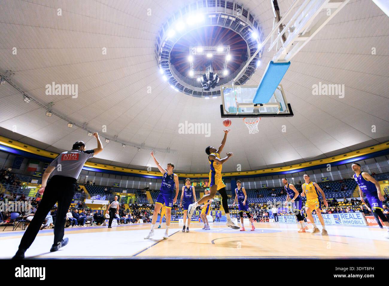 Turin, Italie - 08 mars 2026 : vue générale à l'intérieur du Pala Gianni Asti pendant le match de basket entre Turin et Vérone, Serie A2 LNP. Banque D'Images