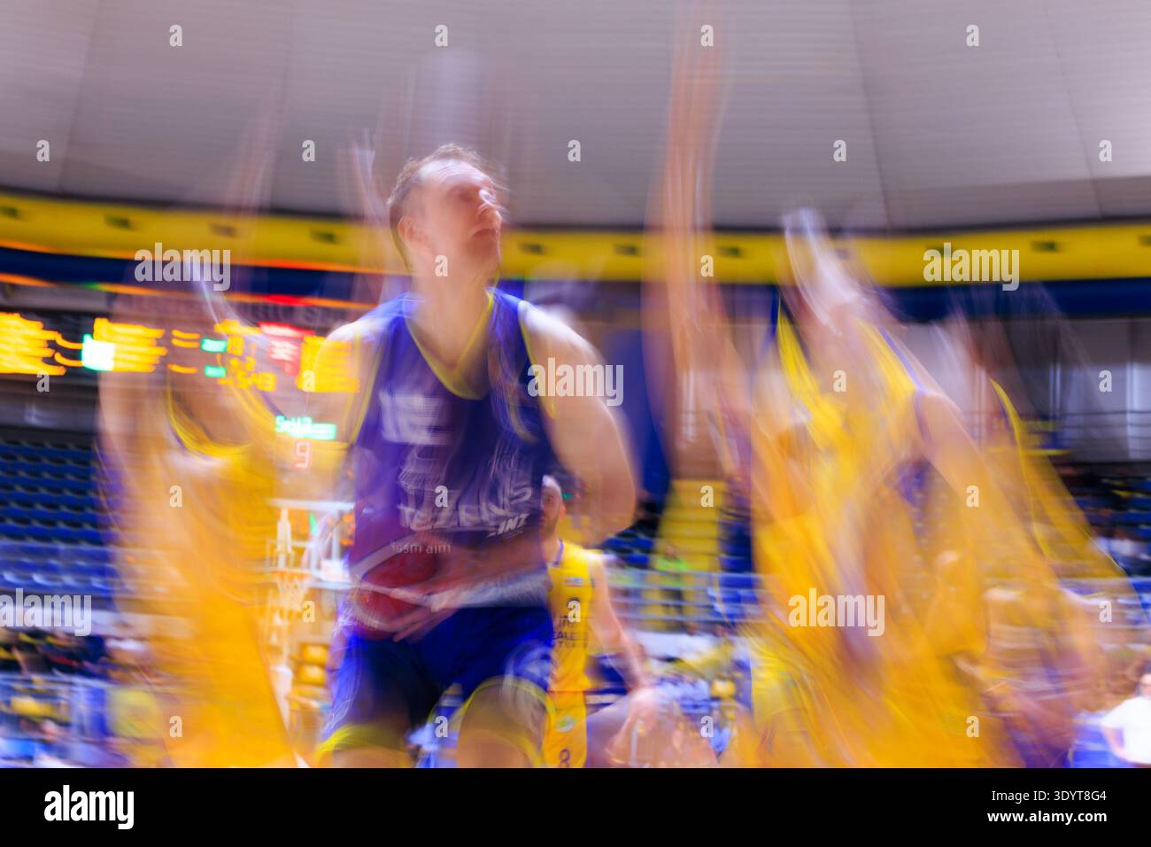 Turin, Italie - 08 mars 2026 : un moment d'action pendant le match de basket entre Reale Mutua Torino et Tezenis Verona, Serie A2 LNP. Banque D'Images