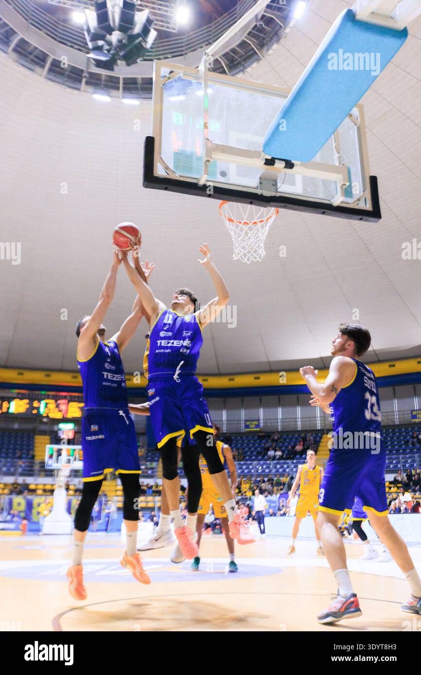 Turin, Italie - 08 mars 2026 : un moment d'action pendant le match de basket entre Reale Mutua Torino et Tezenis Verona, Serie A2 LNP. Banque D'Images