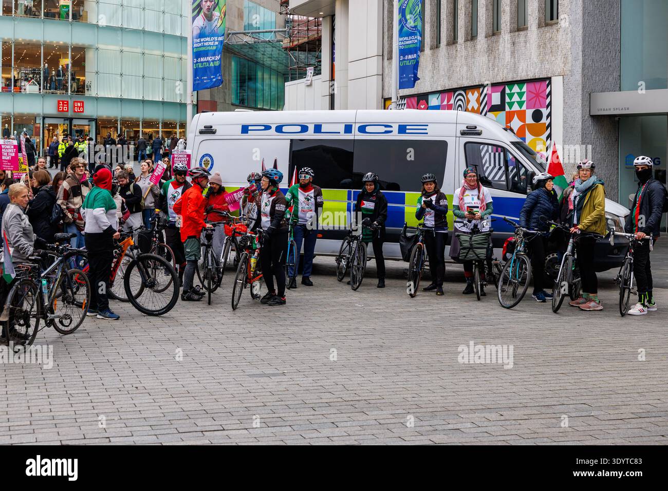 Les manifestants participent à une marche de l'unité organisée pour la Journée internationale de la femme dans le centre-ville de Birmingham, organisée en faveur de l'égalité des sexes.... Banque D'Images