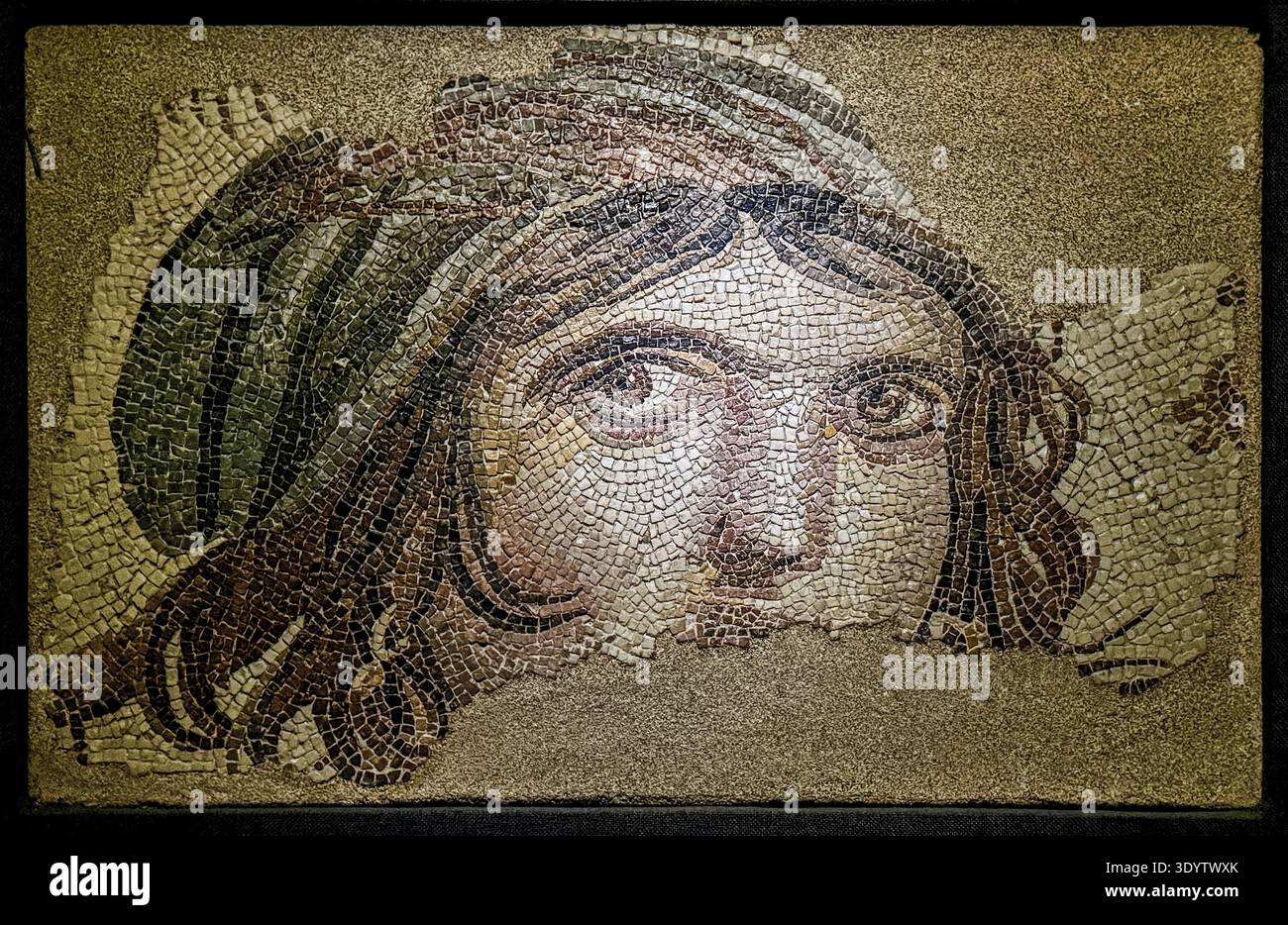 L'emblématique mosaïque de Gypsy Girl de Zeugma, que l'on pense être Gaia, la Déesse de la Terre. Connue pour son regard mystérieux. Musée de la mosaïque de Zeugma, Turquie. Banque D'Images