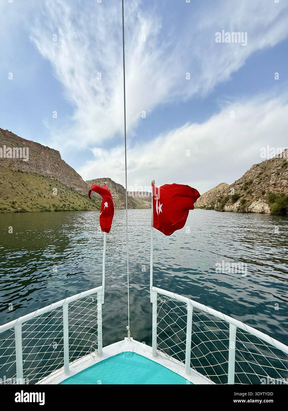 Drapeaux turcs sur un bateau à Halfeti, Şanlıurfa. Un quartier historique sur l'Euphrate, partiellement submergé par le barrage de Birecik. Des paysages époustouflants. Banque D'Images