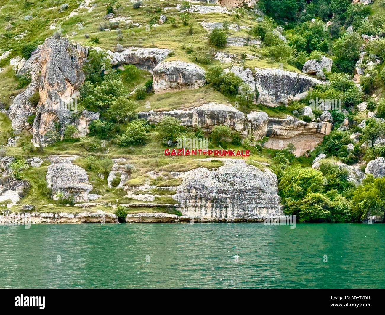 Halfeti, Şanlıurfa : district historique de l'Euphrate partiellement submergé par le barrage de Birecik. Une colonie sinueuse unique dans le sud-est de l'Anatolie. Banque D'Images