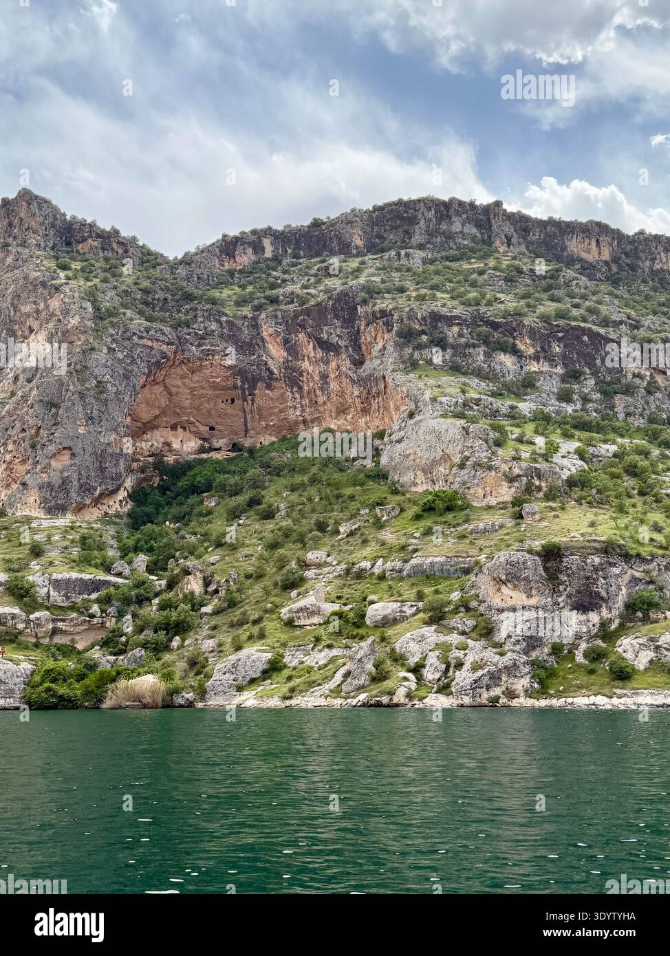 Halfeti, Şanlıurfa : district historique de l'Euphrate partiellement submergé par le barrage de Birecik. Une colonie sinueuse unique dans le sud-est de l'Anatolie. Banque D'Images