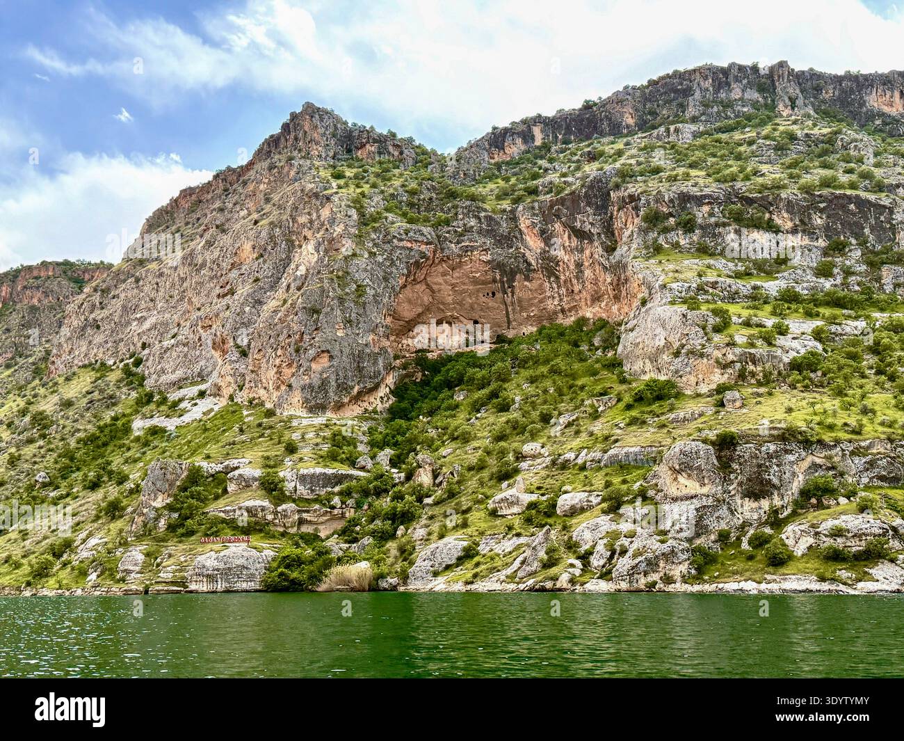 Halfeti, Şanlıurfa : district historique de l'Euphrate partiellement submergé par le barrage de Birecik. Une colonie sinueuse unique dans le sud-est de l'Anatolie. Banque D'Images