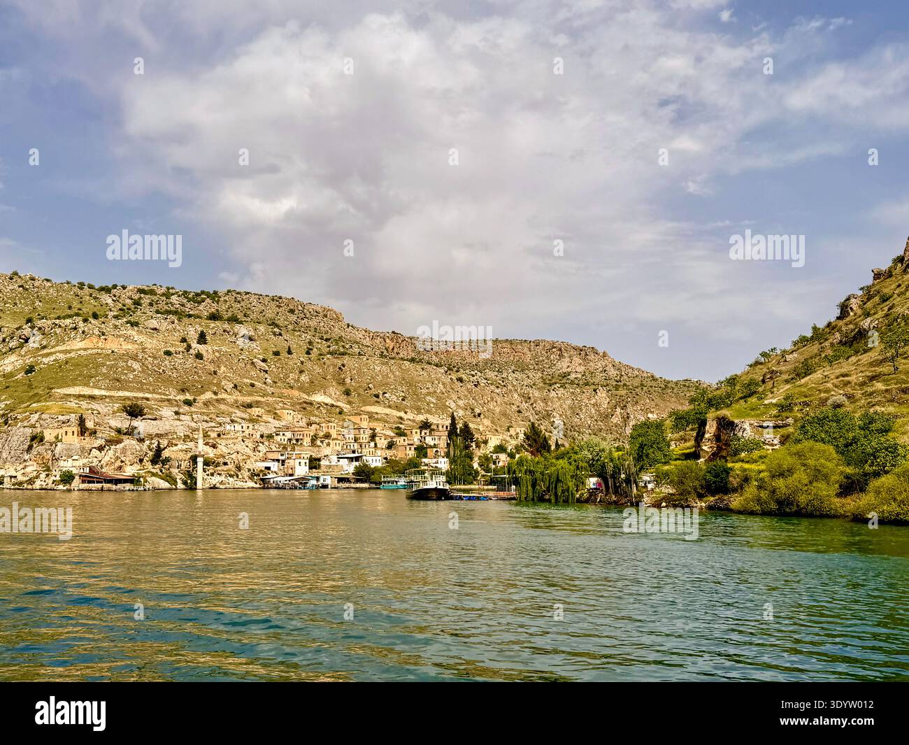 Halfeti, Şanlıurfa : district historique de l'Euphrate partiellement submergé par le barrage de Birecik. Une colonie sinueuse unique dans le sud-est de l'Anatolie. Banque D'Images