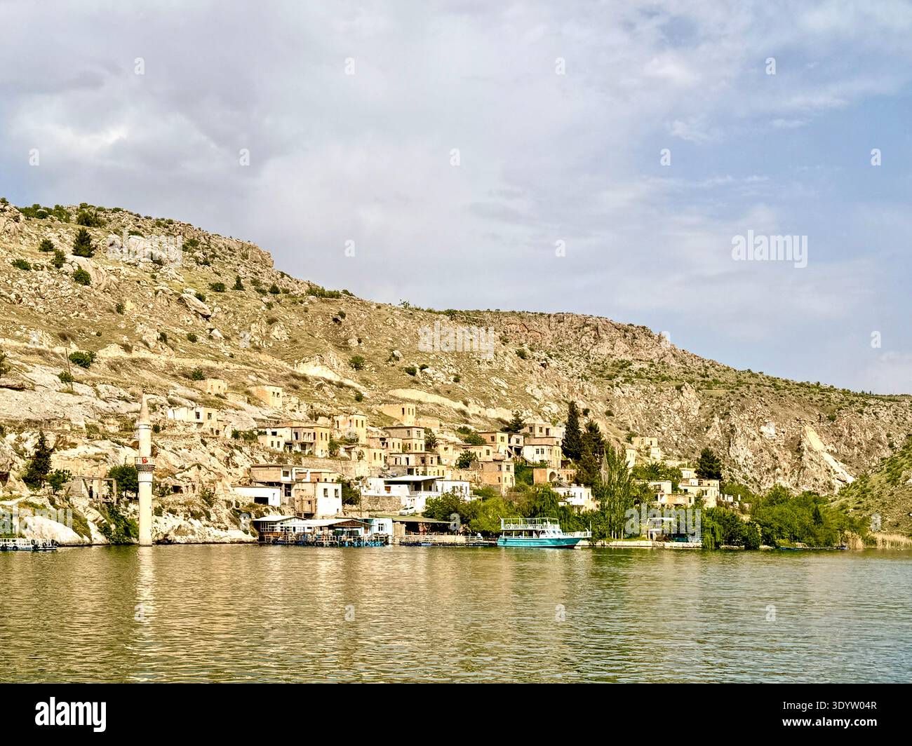 Halfeti, Şanlıurfa : district historique de l'Euphrate partiellement submergé par le barrage de Birecik. Une colonie sinueuse unique dans le sud-est de l'Anatolie. Banque D'Images
