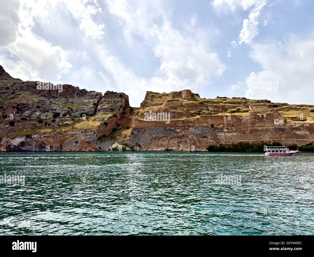Halfeti, Şanlıurfa : district historique de l'Euphrate partiellement submergé par le barrage de Birecik. Une colonie sinueuse unique dans le sud-est de l'Anatolie. Banque D'Images