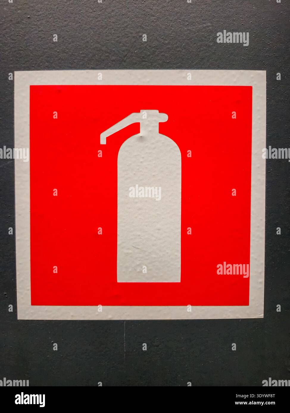 Graphique clair et minimaliste d'un extincteur dans un carré rouge bordé de blanc, indiquant une précaution de sécurité Banque D'Images