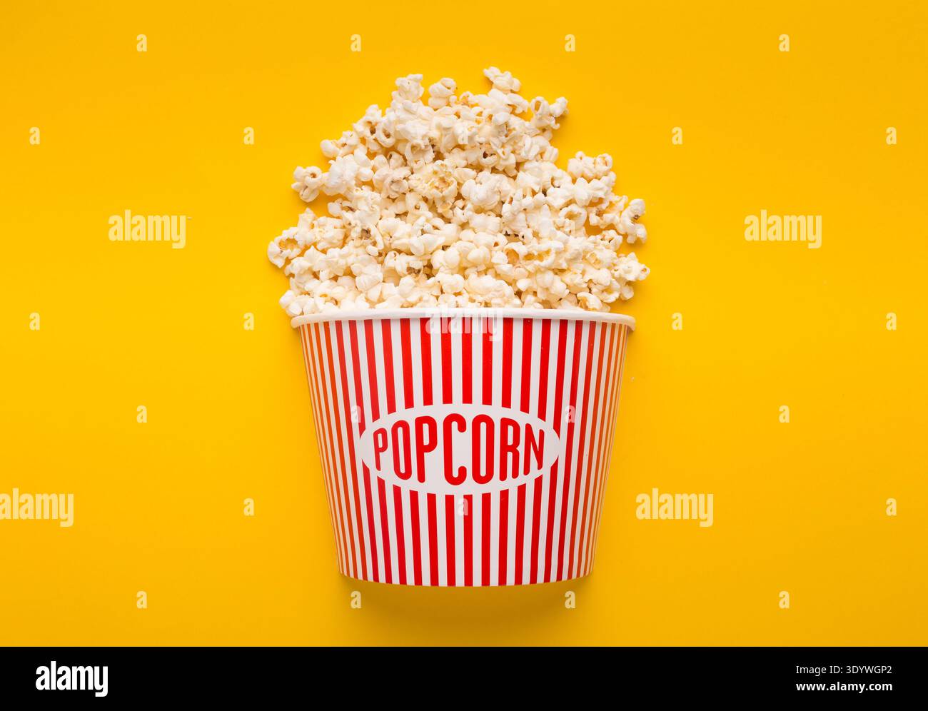 Seau de pop-corn sur fond jaune Banque D'Images