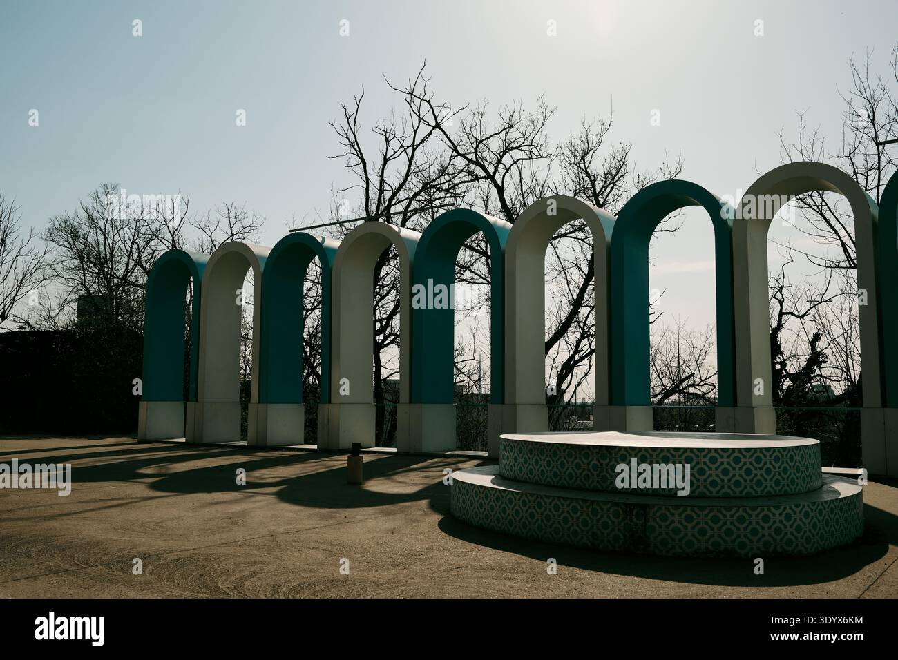 Installation urbaine moderne avec des arches répétitives formant un rythme géométrique. Structure contemporaine située dans un espace de parc public à Belgrade. Banque D'Images