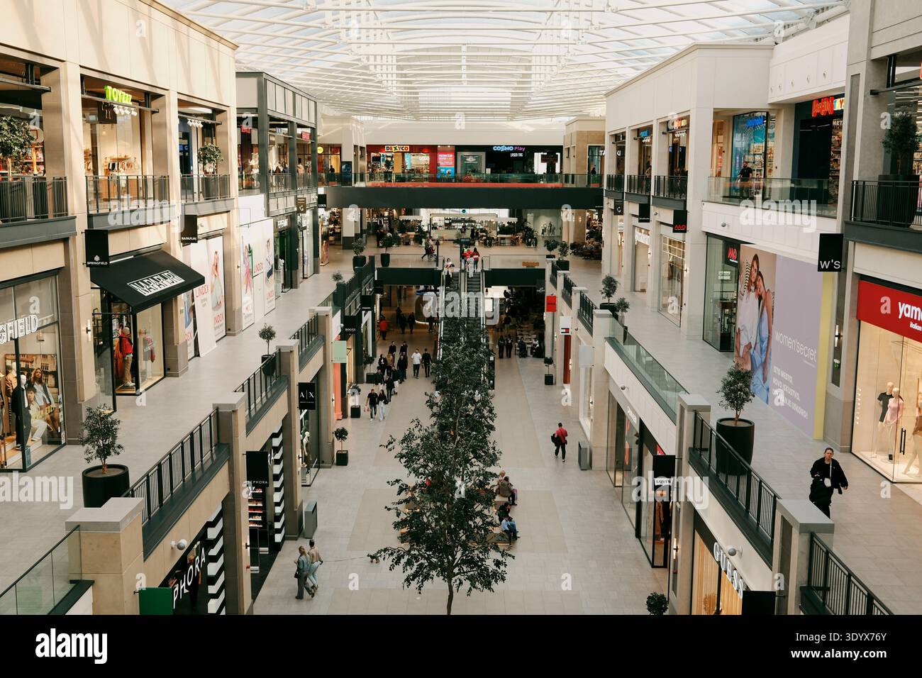 Intérieur moderne du centre commercial avec plusieurs niveaux, magasins de mode et visiteurs marchant à travers une galerie commerciale lumineuse. Belgrade Serbie - 9 mars Banque D'Images