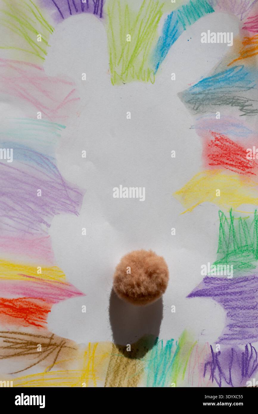 Un dessin festif fait à la main avec une forme de lapin blanc entouré de gribouilles de crayon arc-en-ciel lumineux et une queue en 3D. Banque D'Images