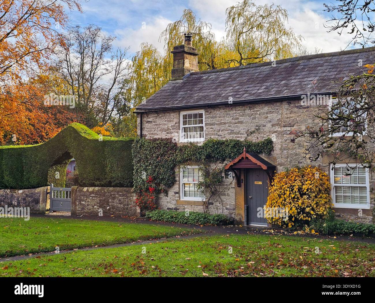 Une jolie maison et jardin dans le village de Ashford-in-the-Water, Peak District, Derbyshire Banque D'Images