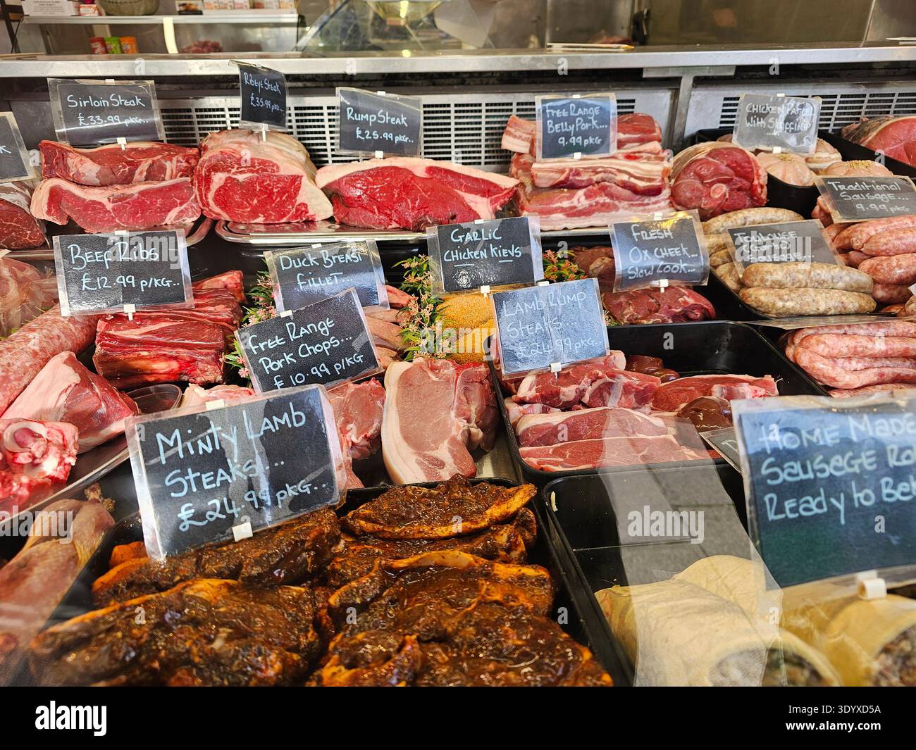 Viande à vendre dans une boucherie, Norfolk - Image de stock capturée avec un smartphone