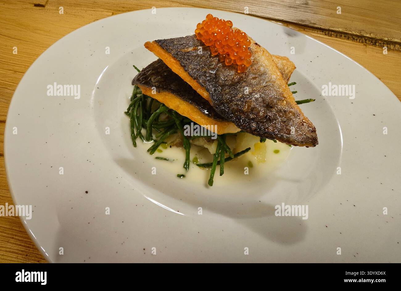 Bar avec samphire et œufs de saumon - Image de stock capturée avec un smartphone