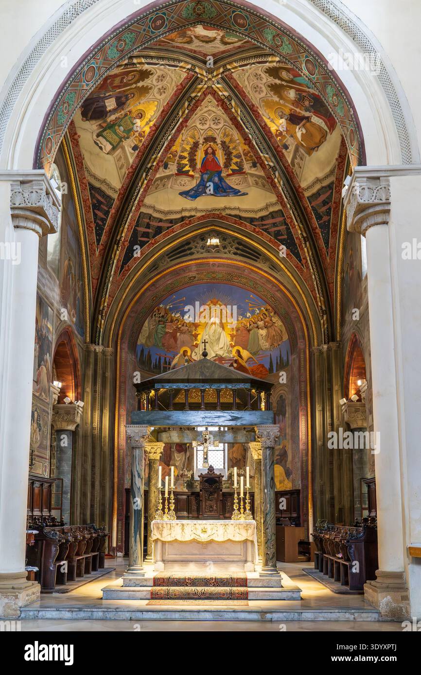 L'intérieur de la cathédrale de Nardo présente le maître-autel avec un ciborium en marbre, entouré par les magnifiques fresques du XIXe siècle de Cesare Maccari In Banque D'Images
