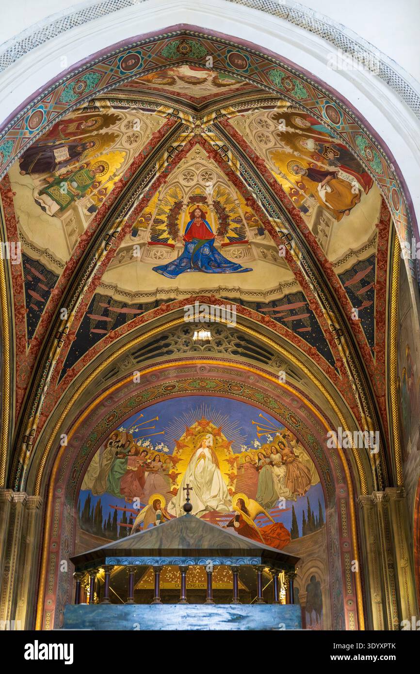 Vue des fresques de Cesare Maccari dans la cathédrale de Nardo. L'image montre l'Assomption de la Vierge et du Christ sur le trône parmi les saints, avec g riche Banque D'Images